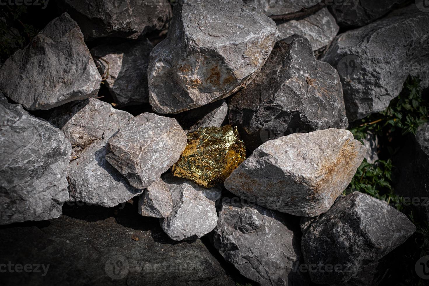 pépite d'or et fond de pierre de granit gris photo