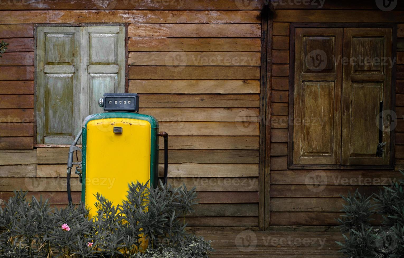 pompe à essence antique vieux distributeurs de carburant dans la station-service photo