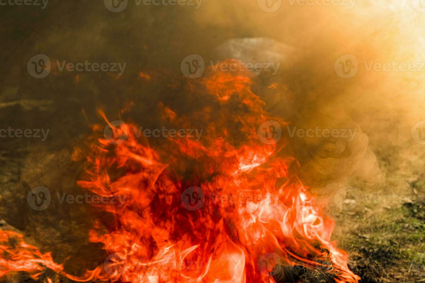 flammes de feu avec de la fumée sur fond noir photo