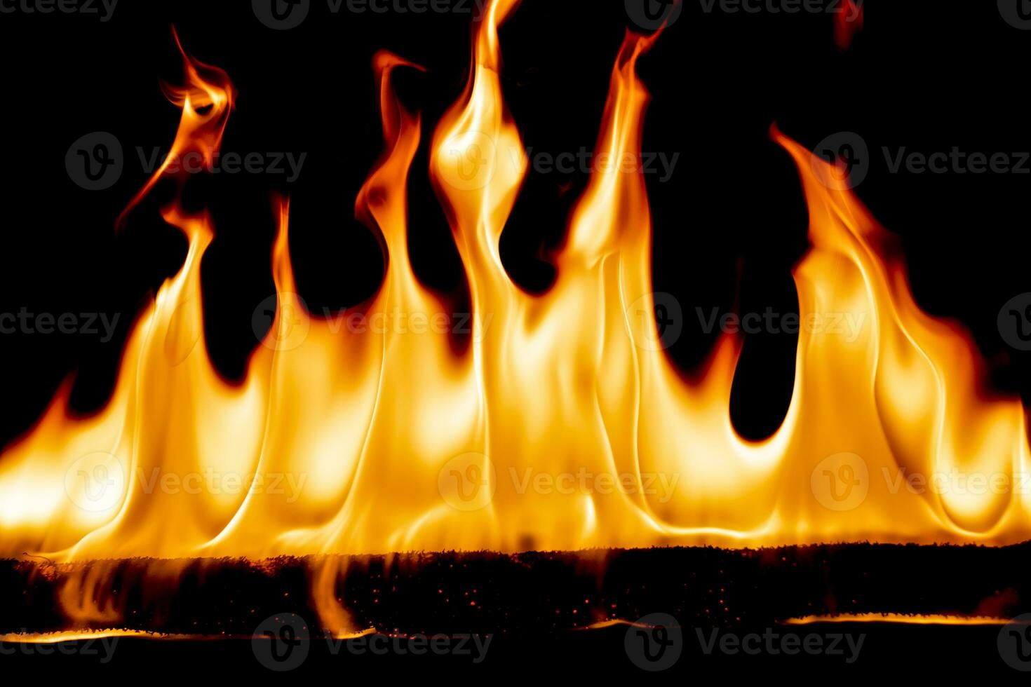 flammes de feu avec de la fumée sur fond noir photo