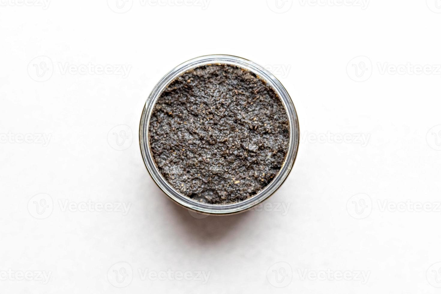 gommage corporel à base d'ingrédients naturels dans un pot. cosmétiques faits à la main. spa à domicile. photo