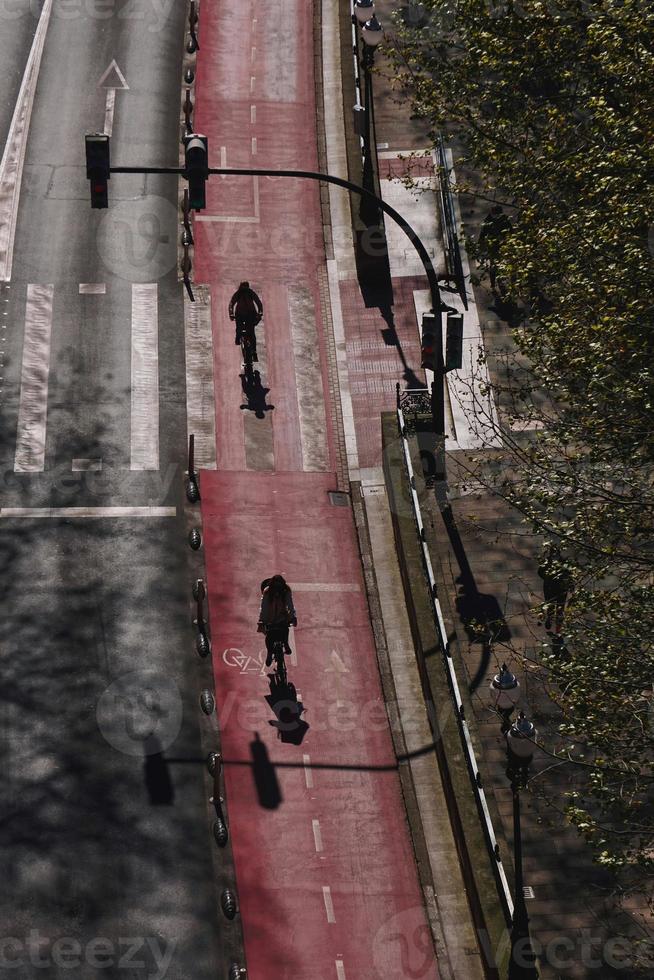 cycliste dans la rue dans la ville de bilbao en espagne photo