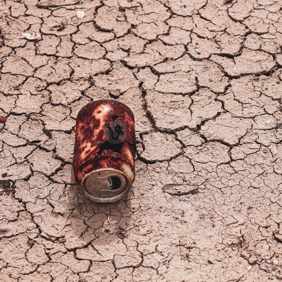 vieille boîte rouillée sur le sol du désert, réchauffement climatique photo