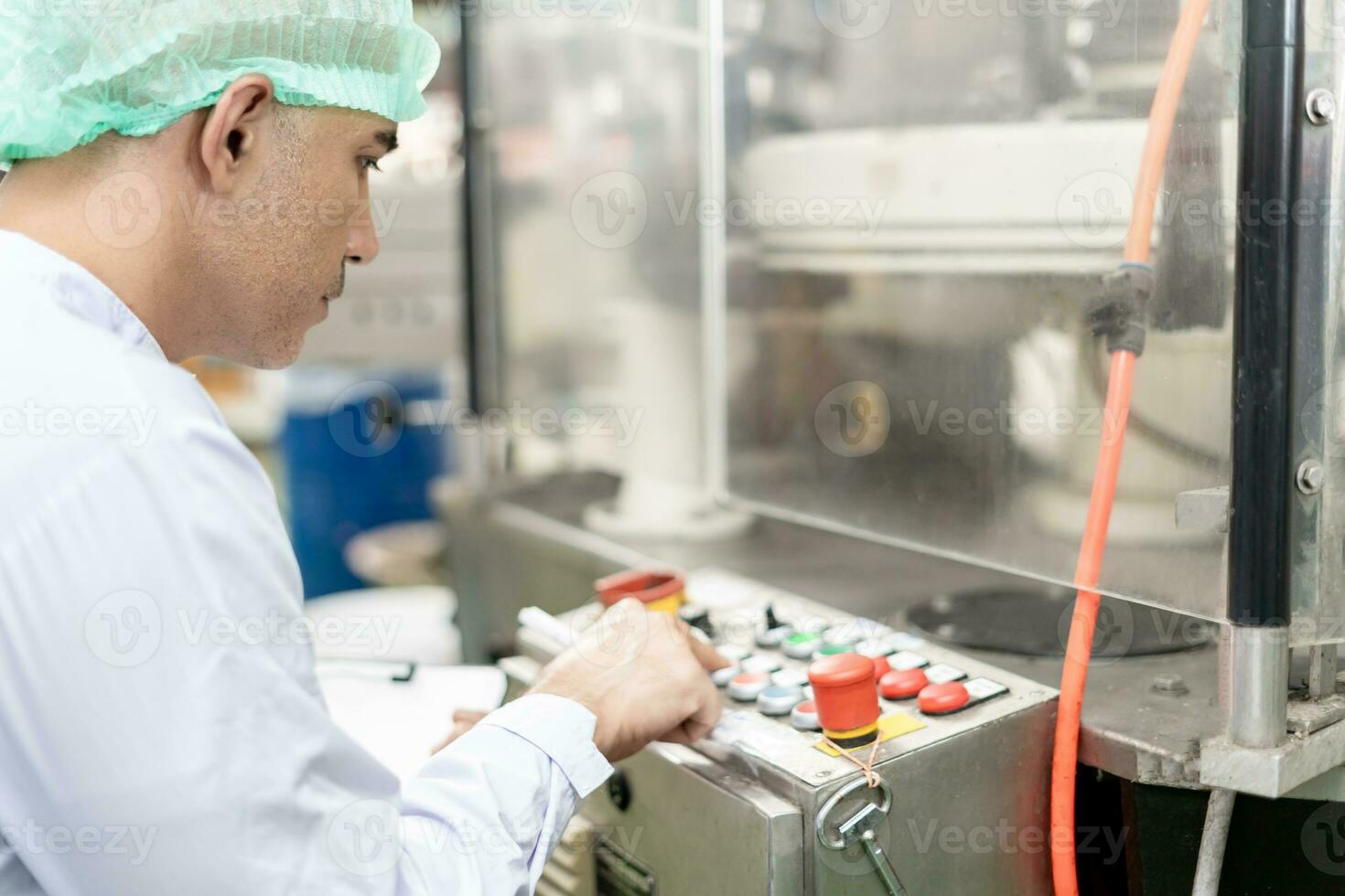 qualité superviseur ou nourriture ou breuvages technicien changement paramètre et état contrôle nourriture ou breuvages avant envoyer produit à le client. production chef revérifier machine et productivité. photo