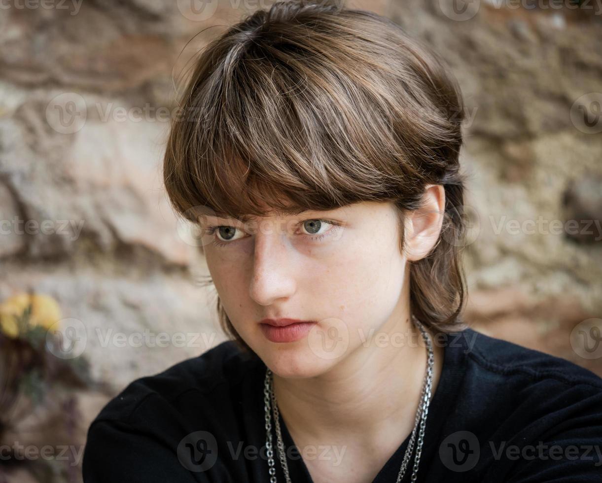 jeune adolescente dans le jardin photo