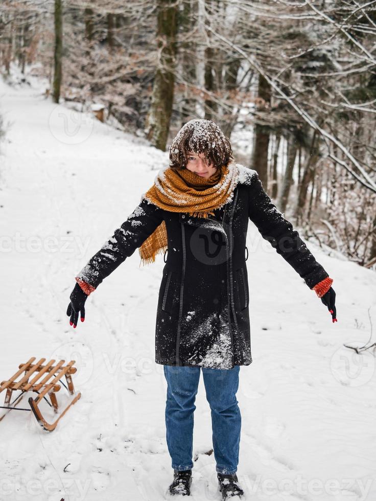 jeune fille dans une forêt enneigée photo