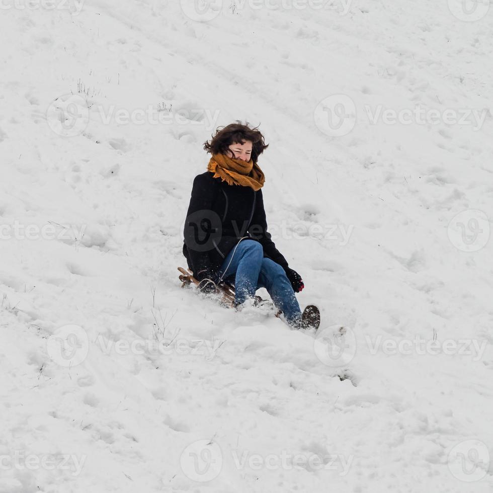 jeune fille sur une colline enneigée photo