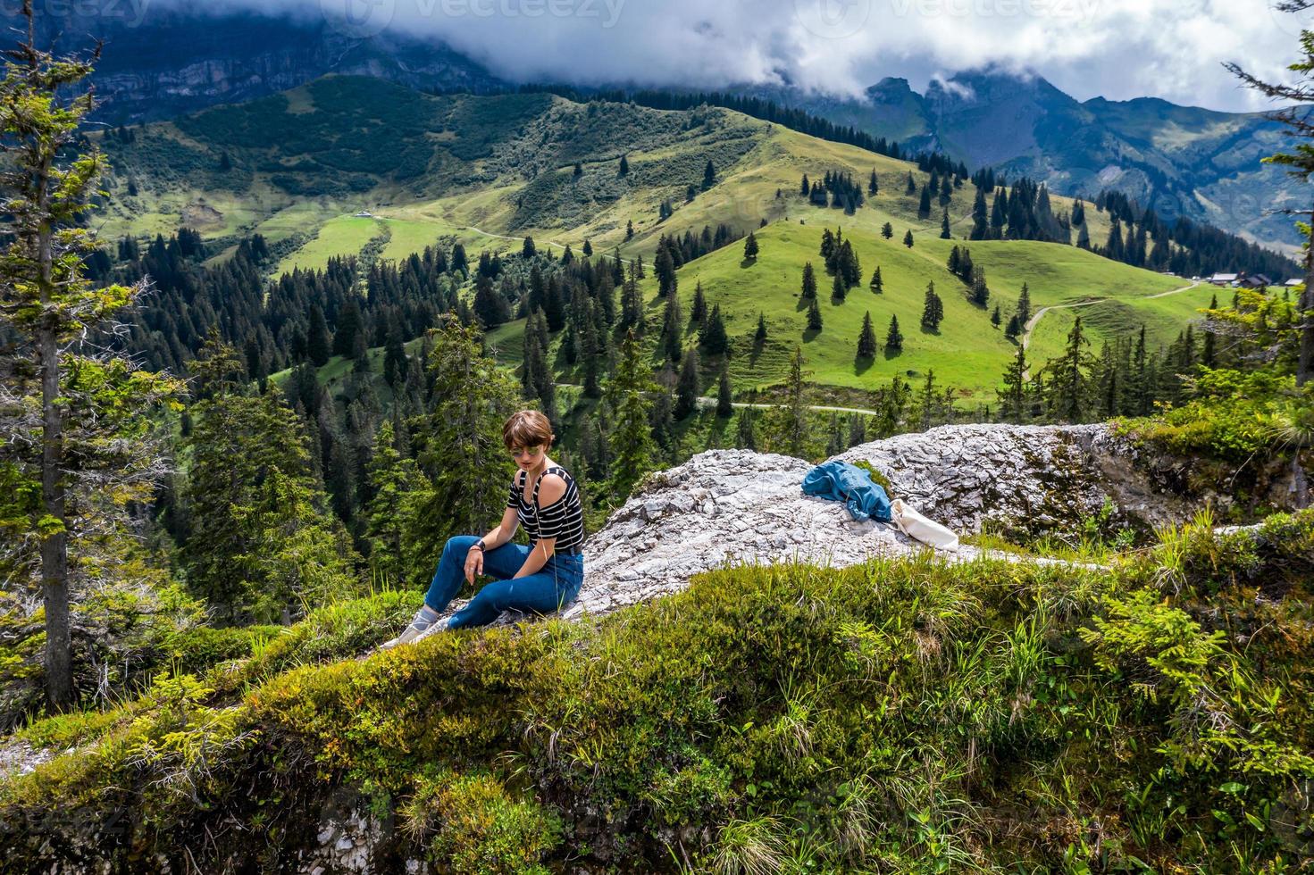 jeune fille dans les montagnes photo