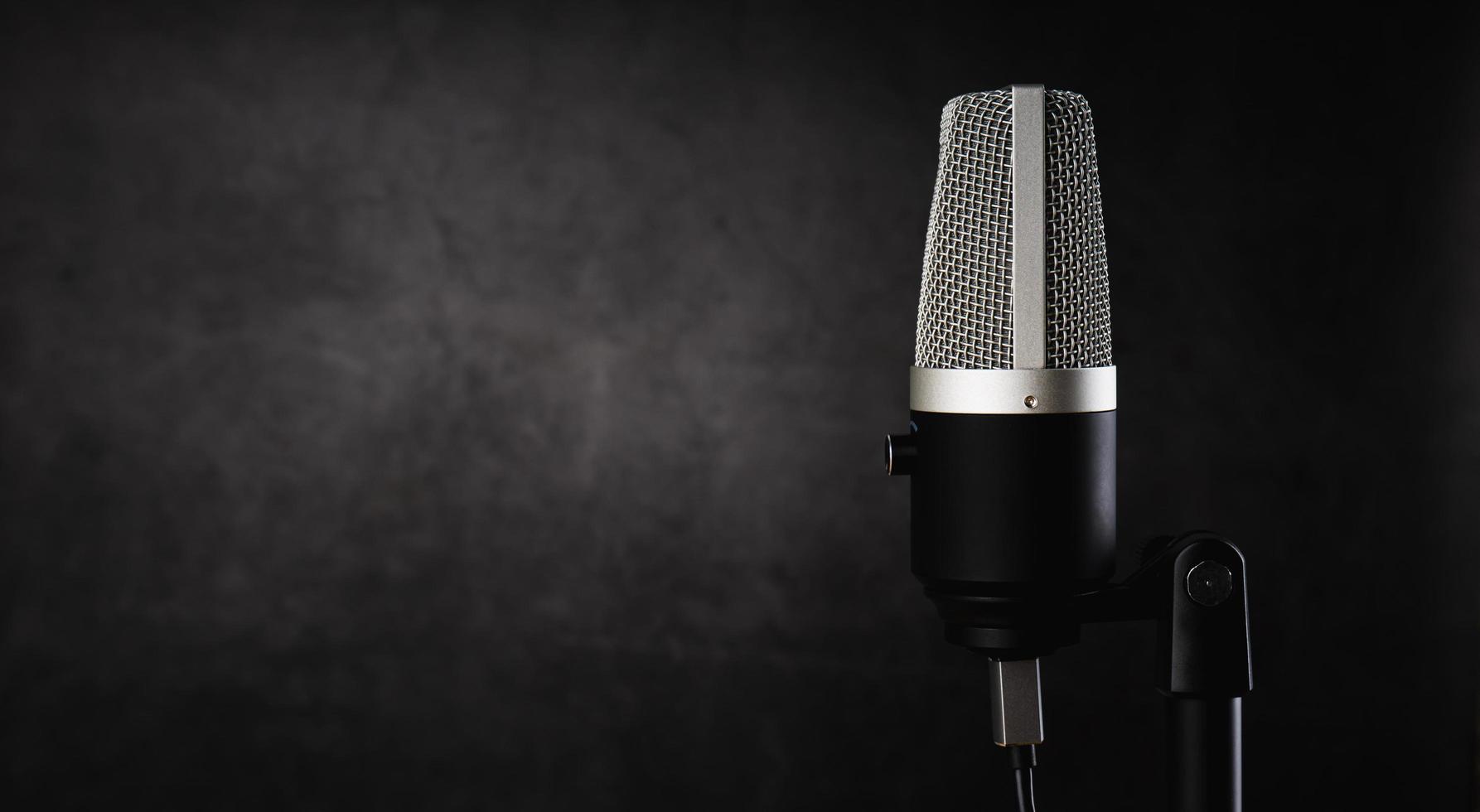 microphone pour enregistrement audio ou concept de podcast, microphone unique sur fond sombre avec espace de copie photo