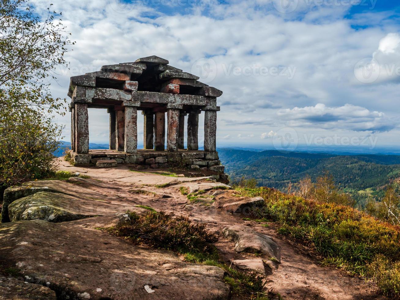 monument sur le sommet du donon dans les vosges, france photo