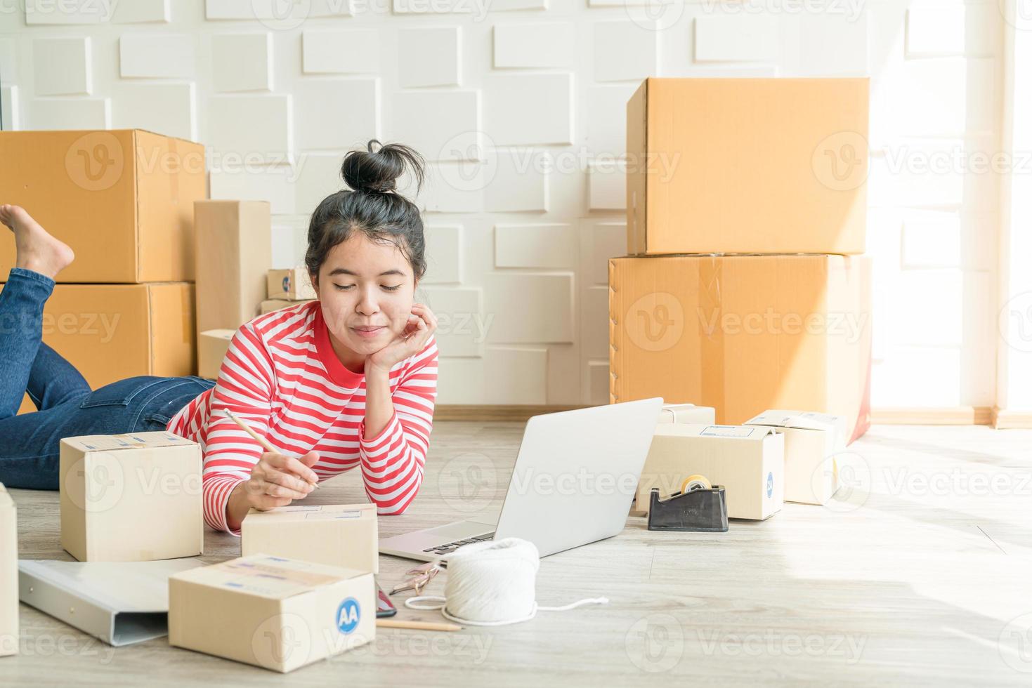 femme asiatique propriétaire d'entreprise travaillant à la maison avec une boîte d'emballage sur le lieu de travail - achat en ligne PME entrepreneur ou concept de travail indépendant photo