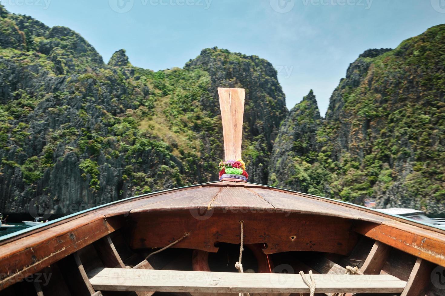 vue sur la montagne depuis une proue en bois sur l'île de phi phi. photo