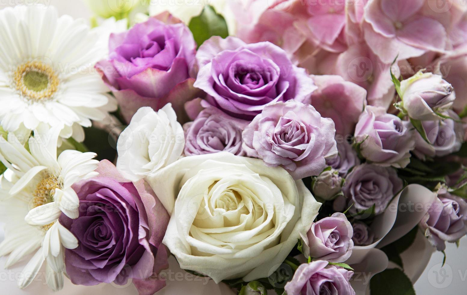 belles fleurs dans une boîte ronde blanche photo