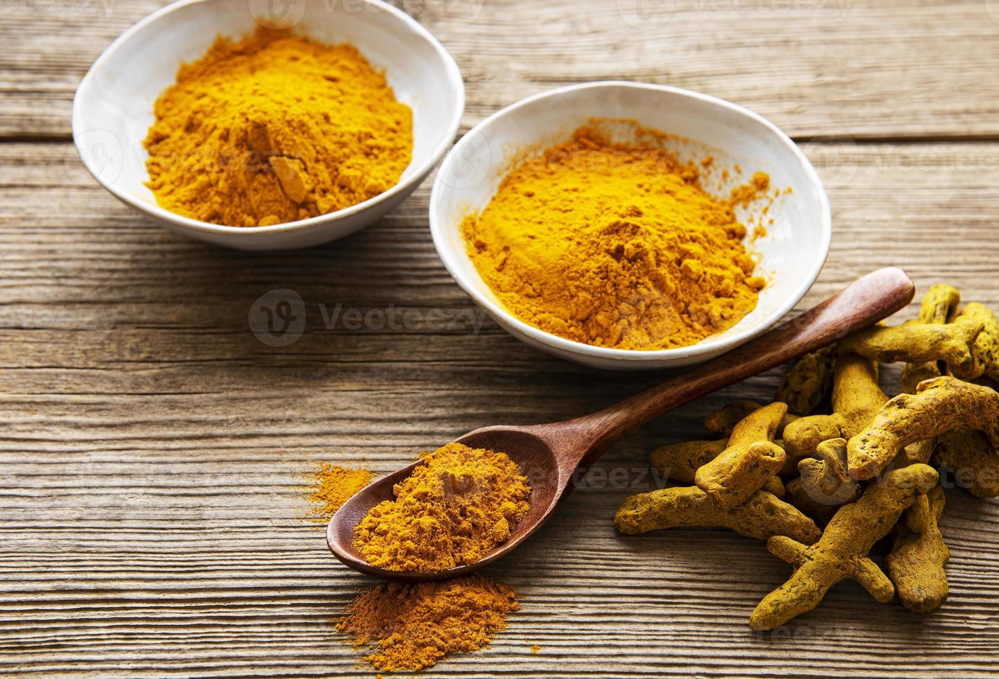 poudre de curcuma jaune et racines sèches photo