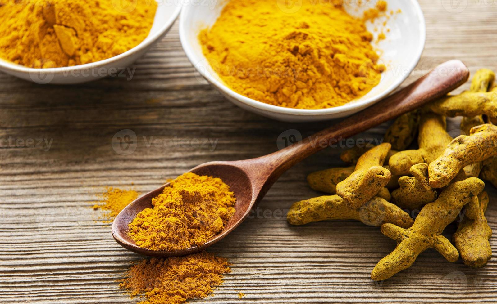 poudre de curcuma jaune et racines sèches photo