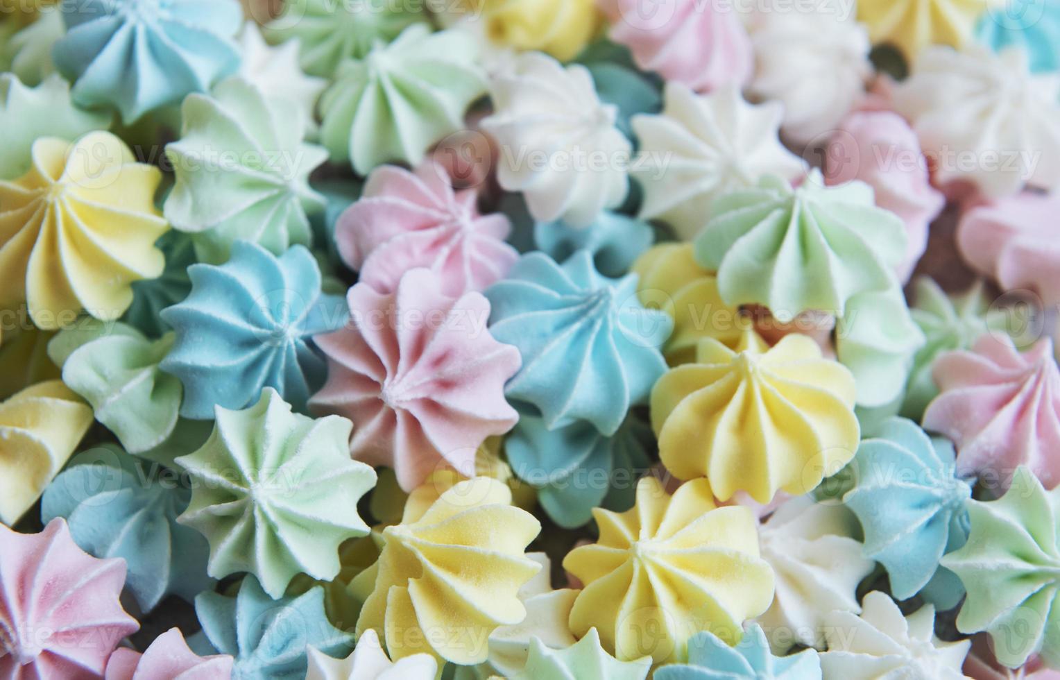 Close-up délicieux biscuits meringue fond de couleurs pastel photo