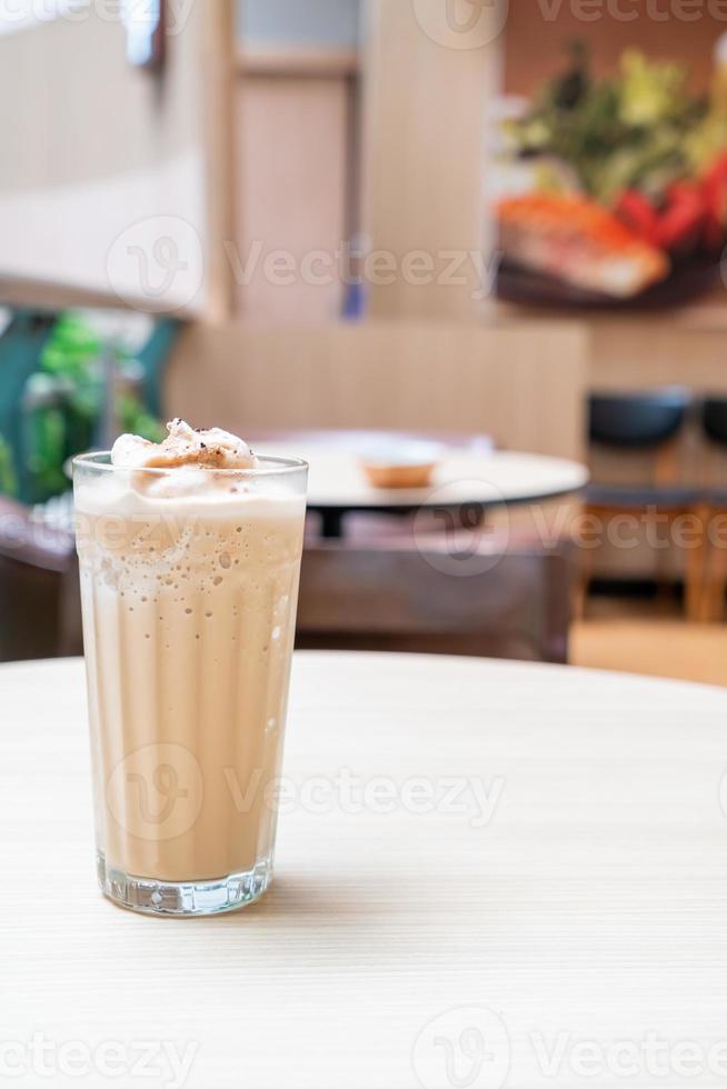 café expresso mélangé sur table dans un café-restaurant et un restaurant photo