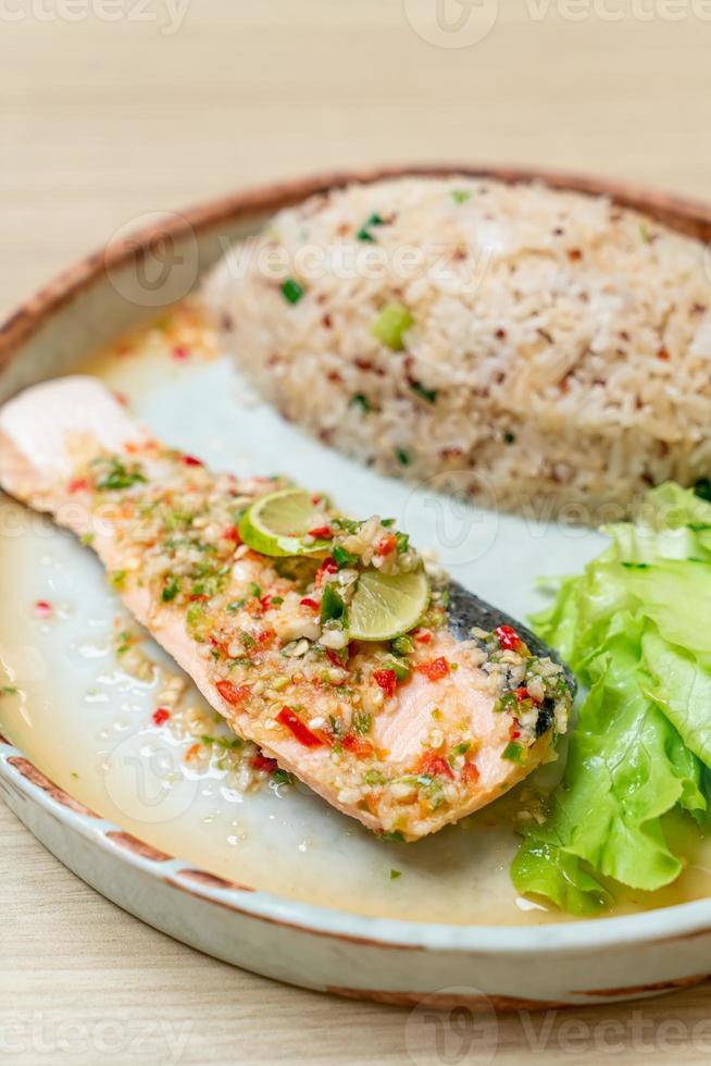 riz frit au quinoa avec du saumon cuit à la vapeur dans une vinaigrette au chili au citron vert - style alimentaire sain photo