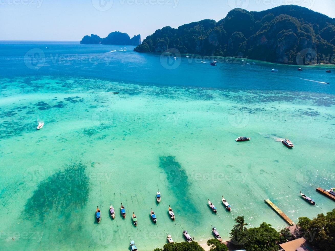 île tropicale vue aérienne avec stations balnéaires île phi-phi photo