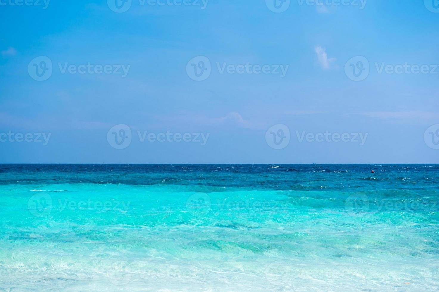 l'eau de mer claire peut voir le sable. photo