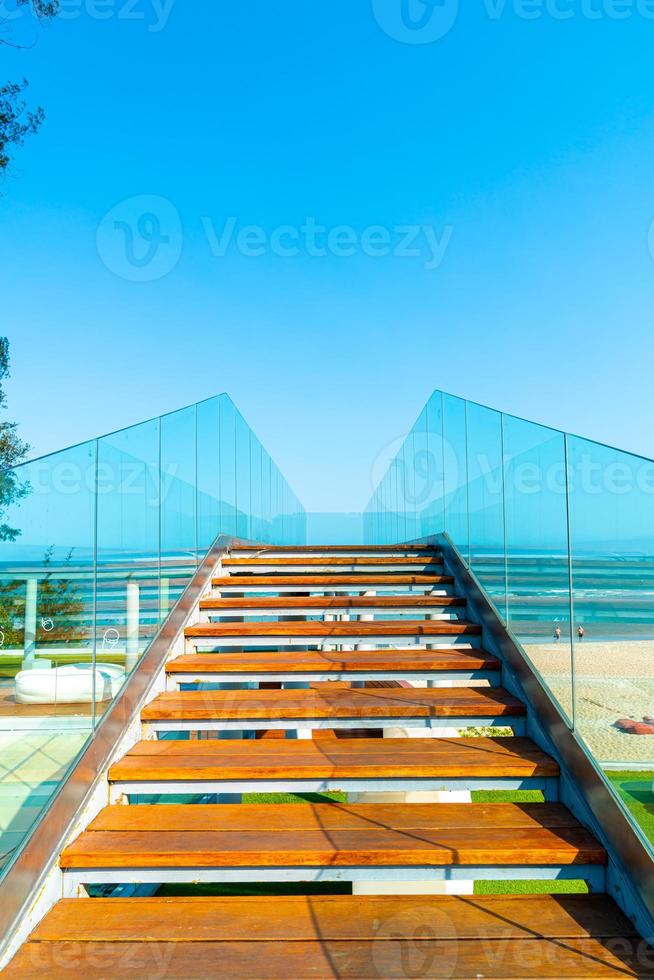 passerelle et escalier vides avec fond de point de vue sur la mer sur l'océan photo