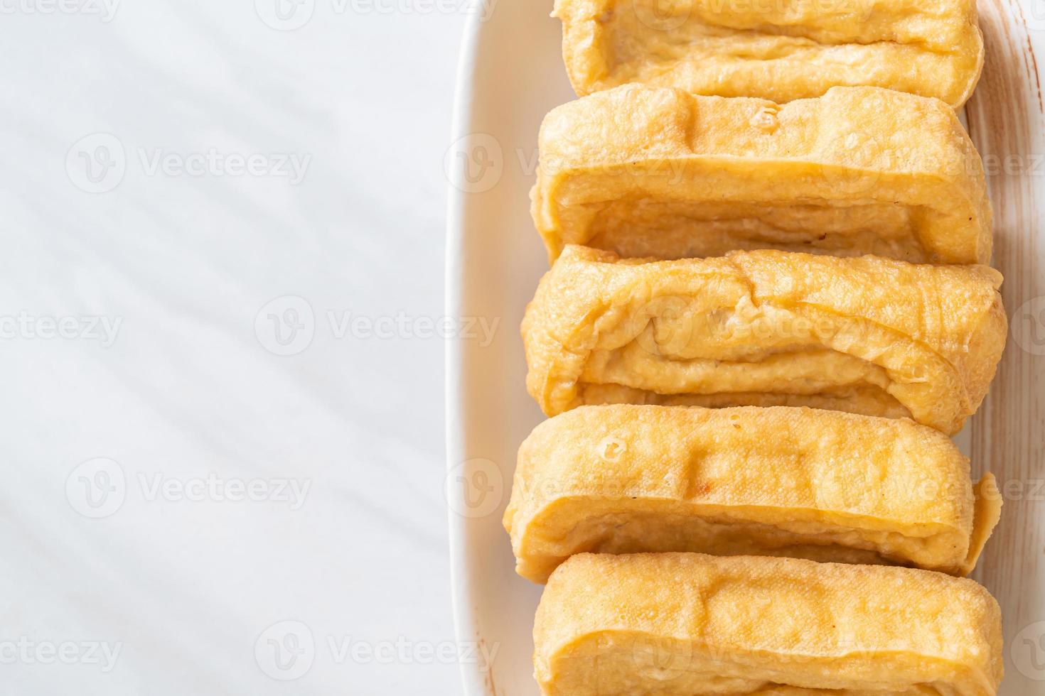 tofu frit avec sauce - style végétalien et végétarien photo