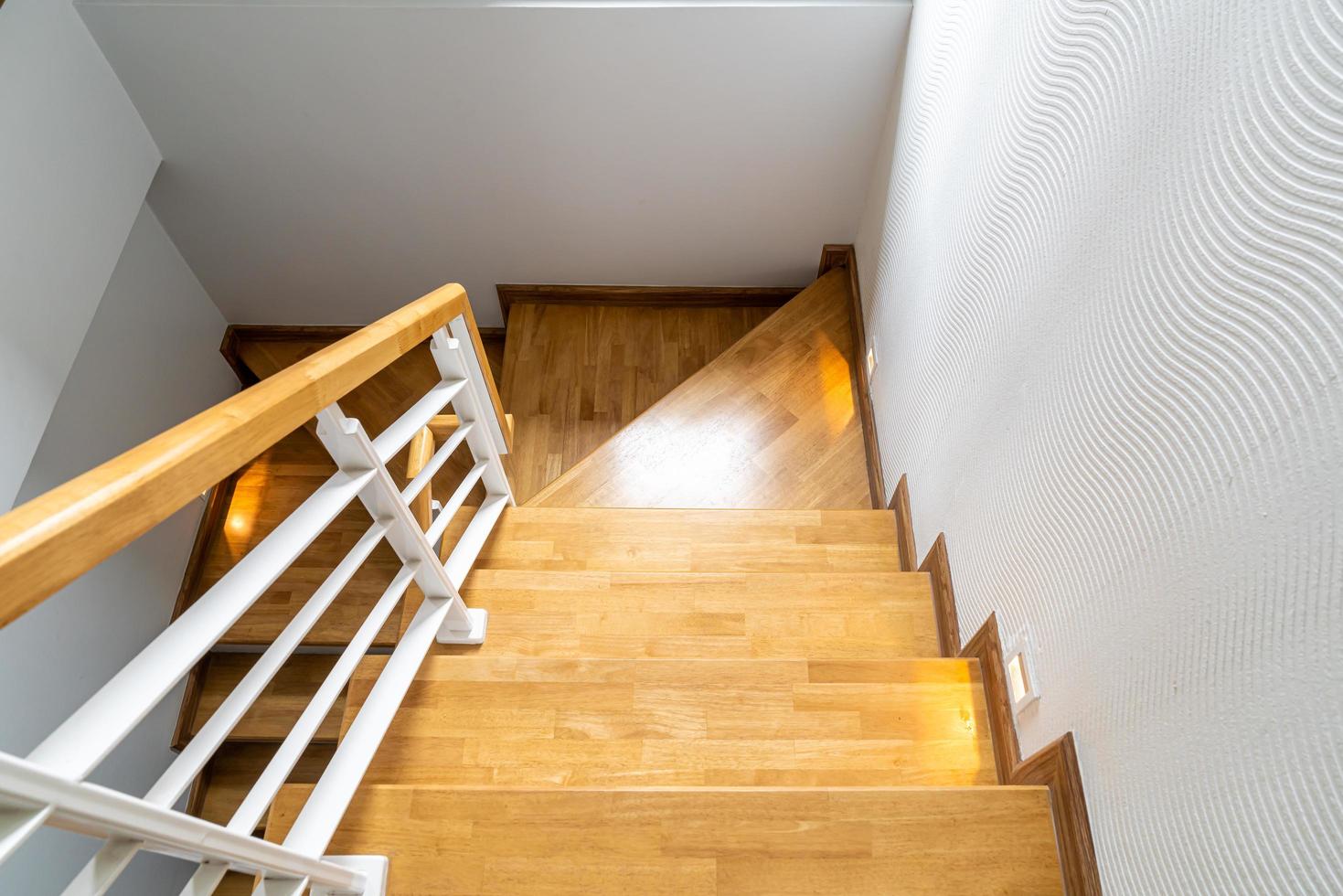 belle marche d'escalier en bois à la maison photo