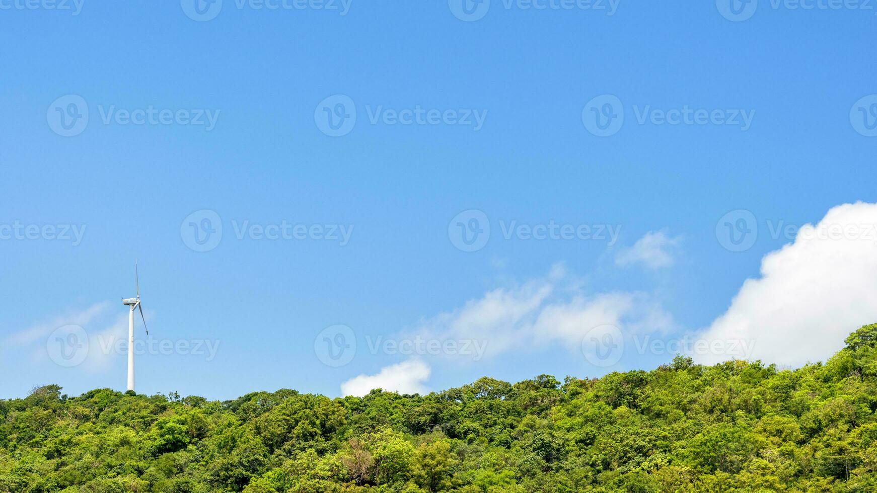 éolienne sur la montagne photo