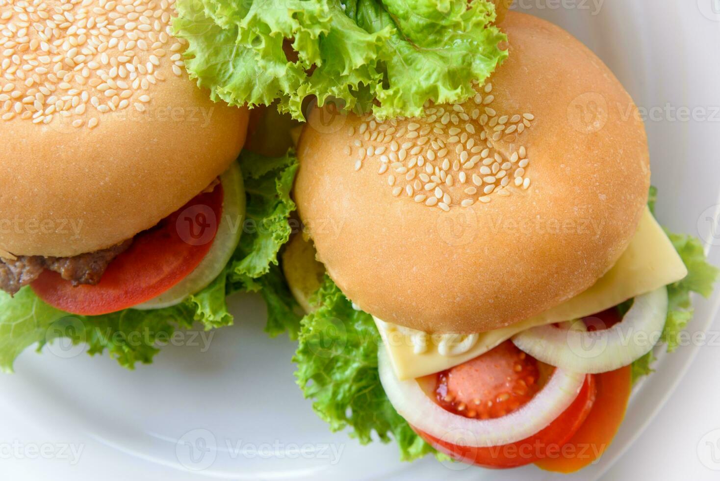 Haut vue deux Hamburger sur une blanc assiette photo