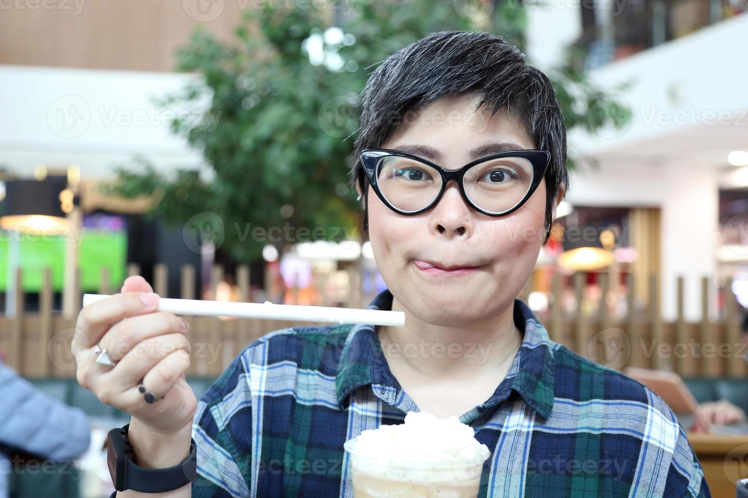 femme mangeant du café photo