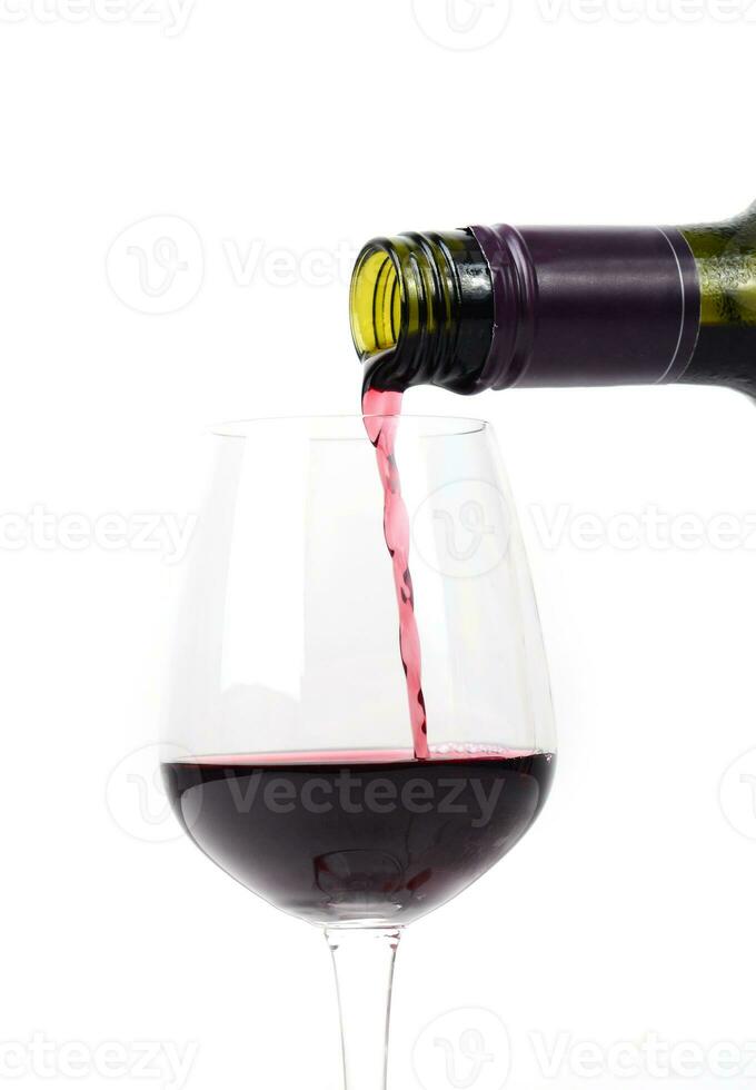 vin rouge versé dans un verre photo