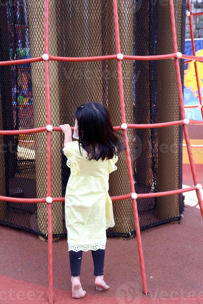 enfant à l'aire de jeux photo