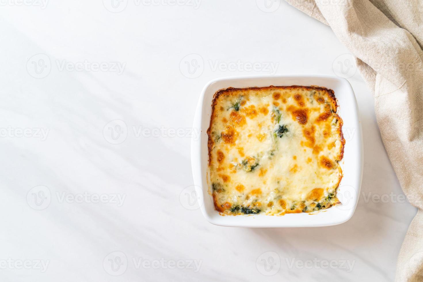 lasagne aux épinards au four avec du fromage dans une assiette blanche photo