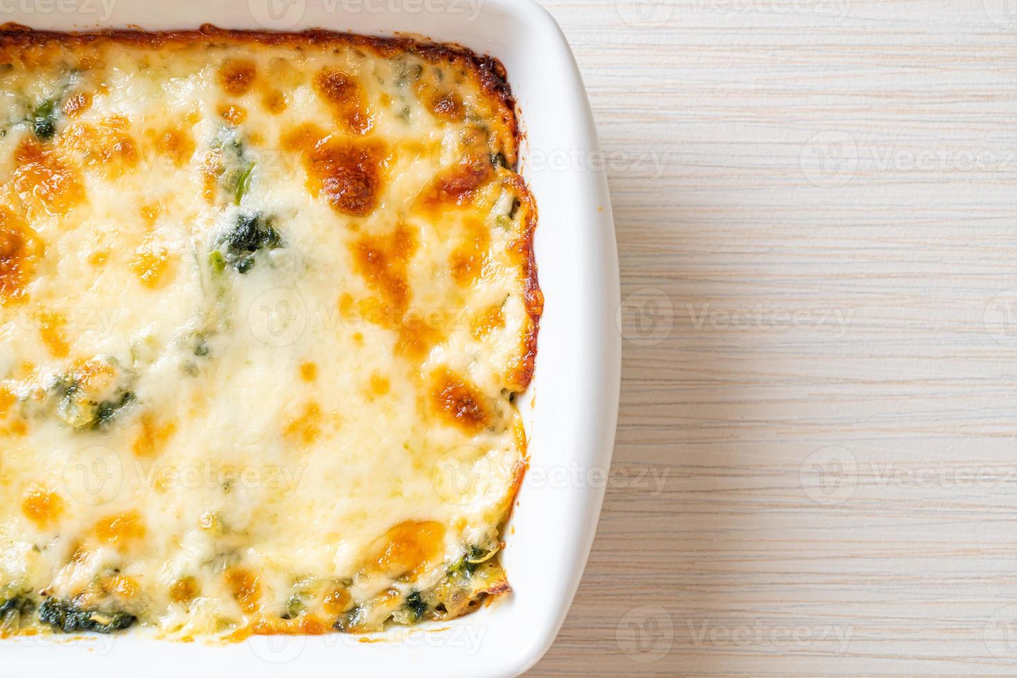 lasagne aux épinards au four avec du fromage dans une assiette blanche photo