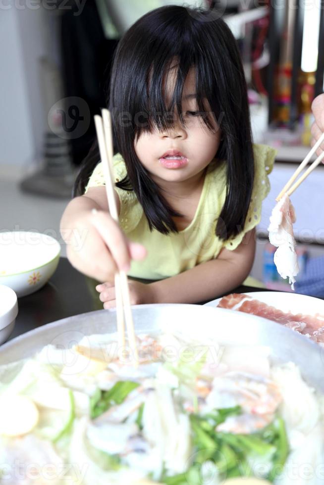 enfant aime manger photo