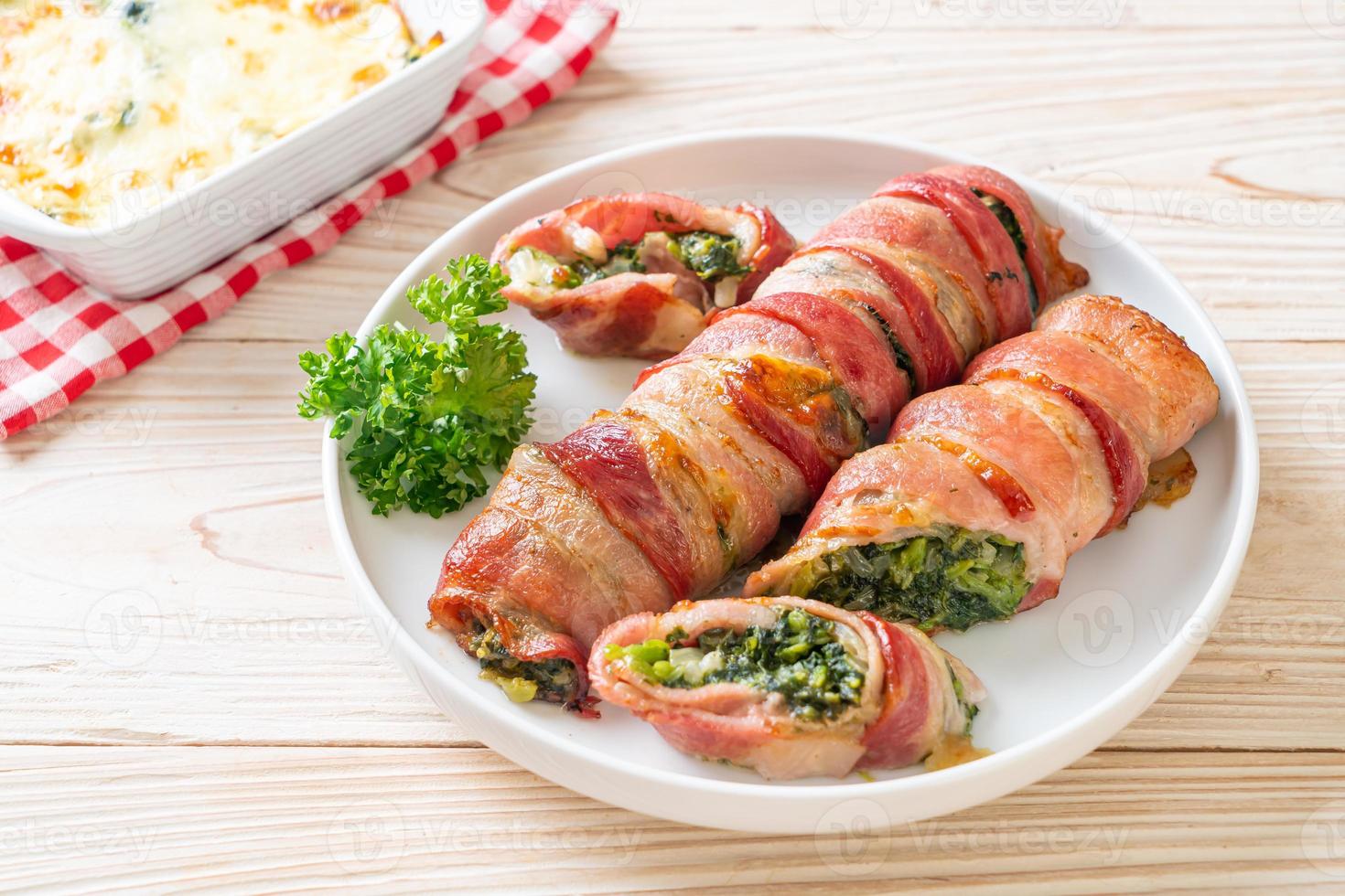 rouleau de bacon cuit au four épinards farcis et fromage photo