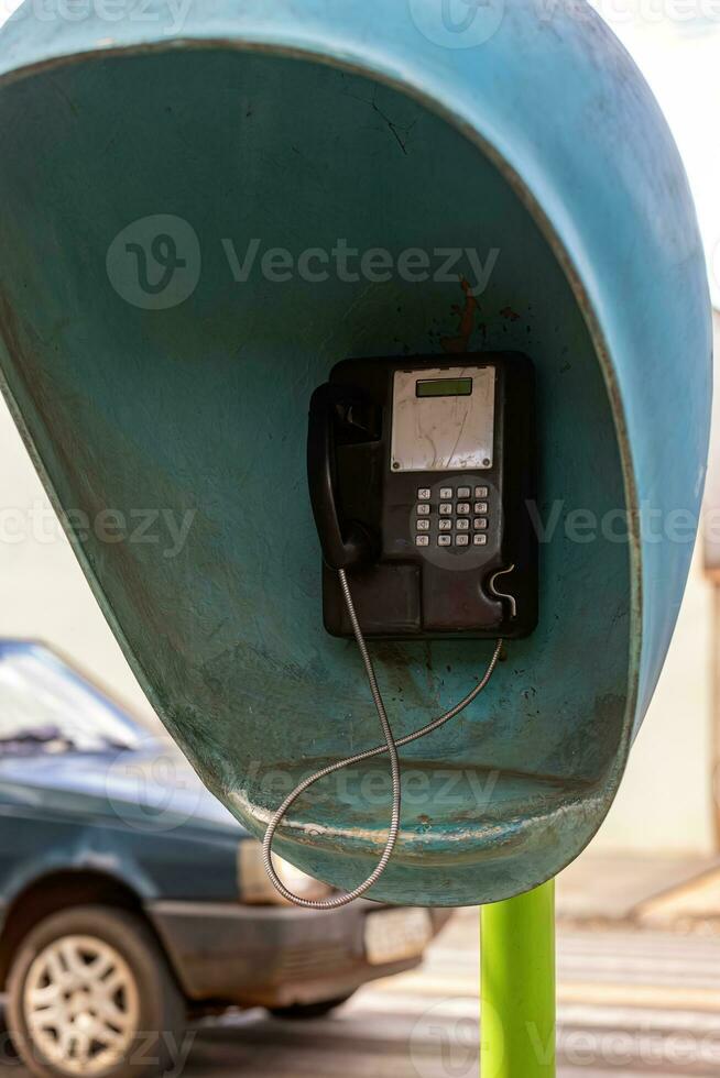 Publique Téléphone cabine sur une trottoir photo