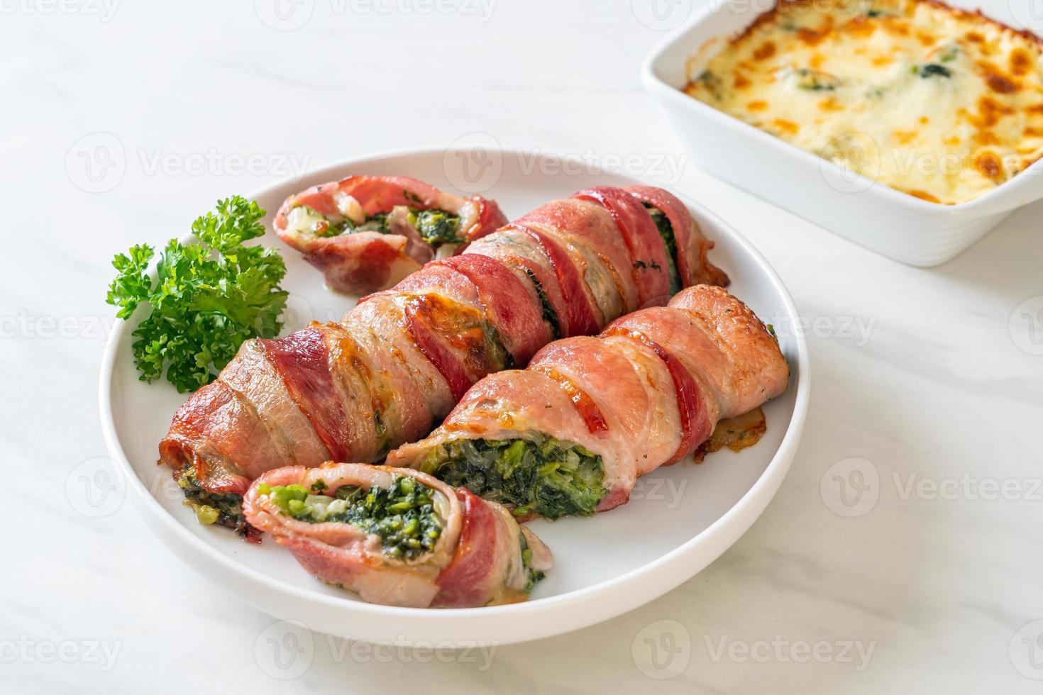 rouleau de bacon cuit au four épinards farcis et fromage photo