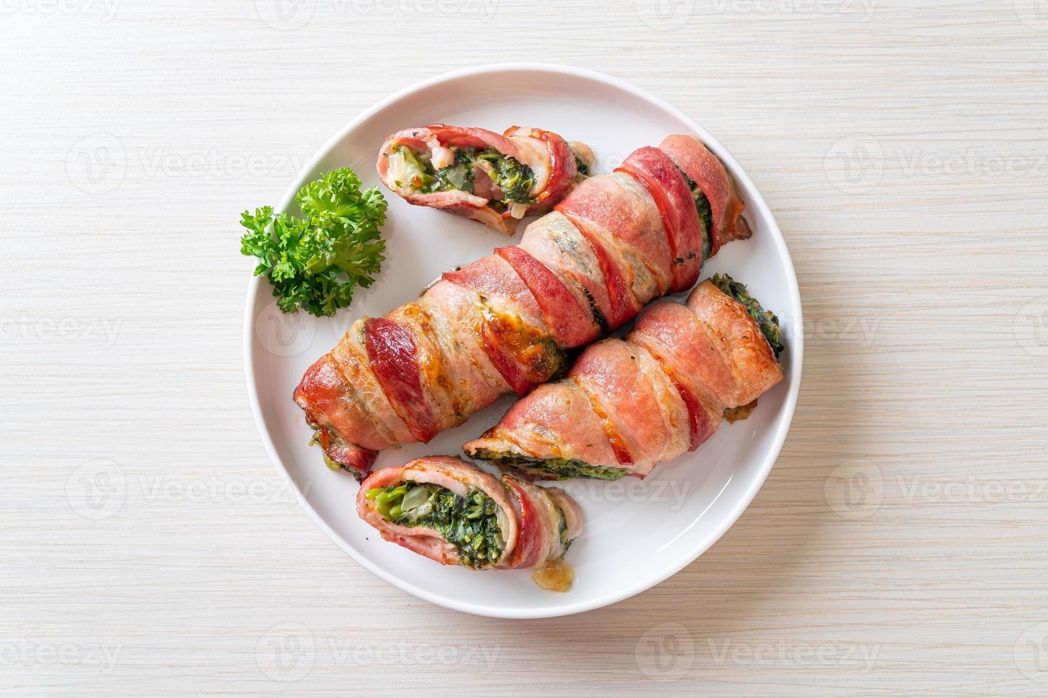 rouleau de bacon cuit au four épinards farcis et fromage photo