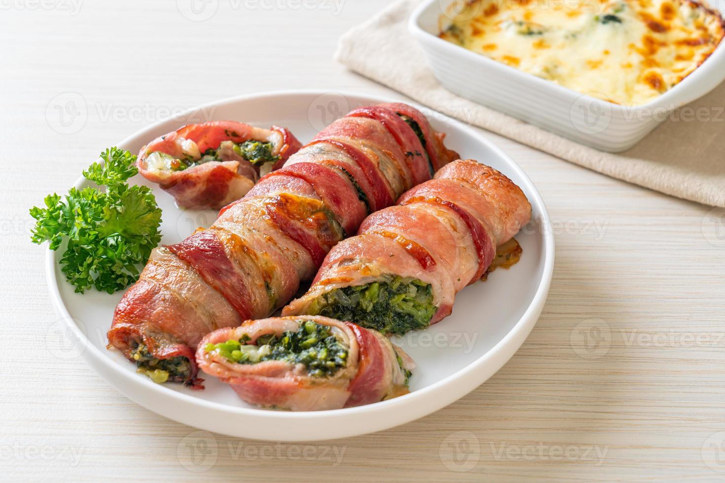 rouleau de bacon cuit au four épinards farcis et fromage photo