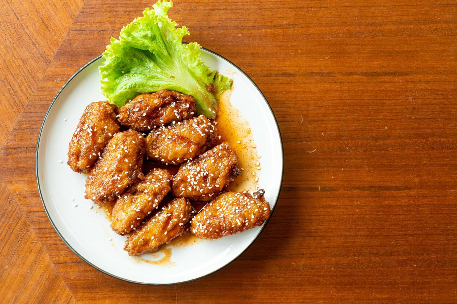 poulet frit avec sauce coréenne épicée et sésame blanc photo