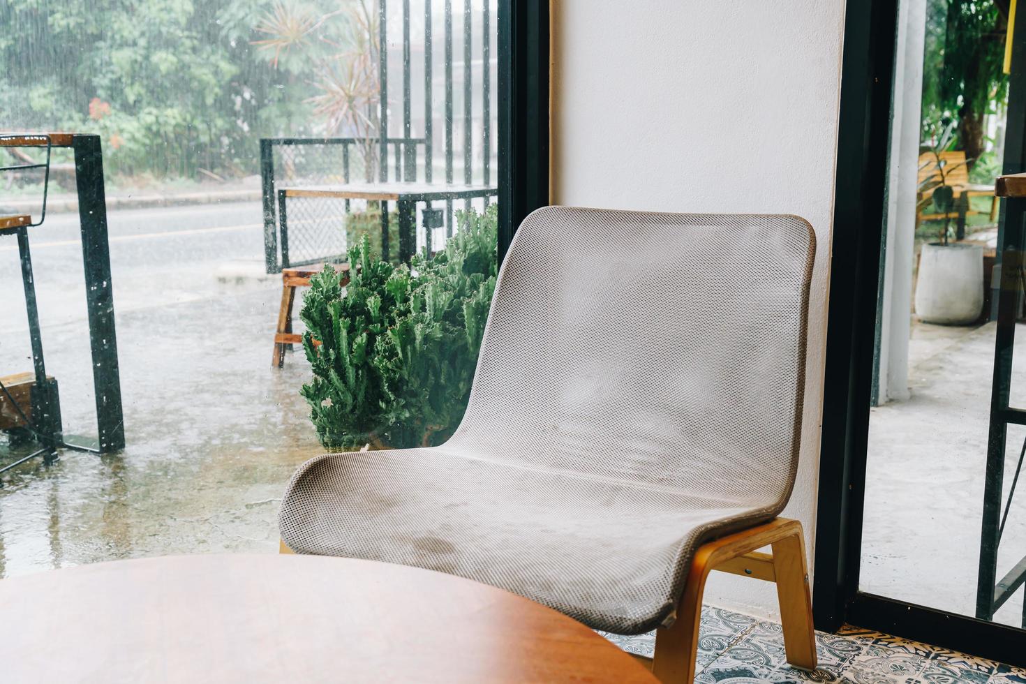 chaise vide dans un café-restaurant et un café-restaurant photo