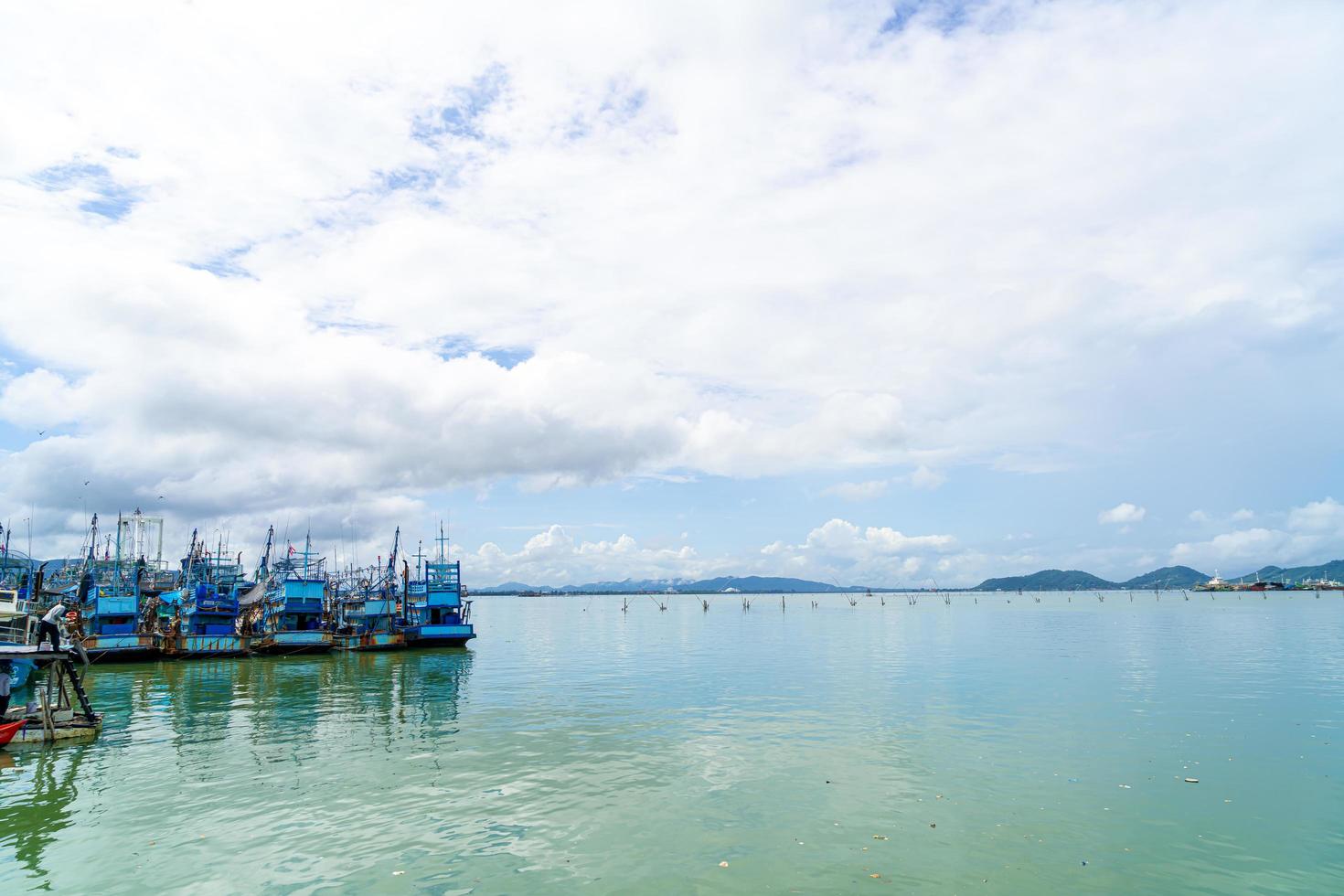 vue sur la baie avec ciel bleu à songkla, thaïlande photo