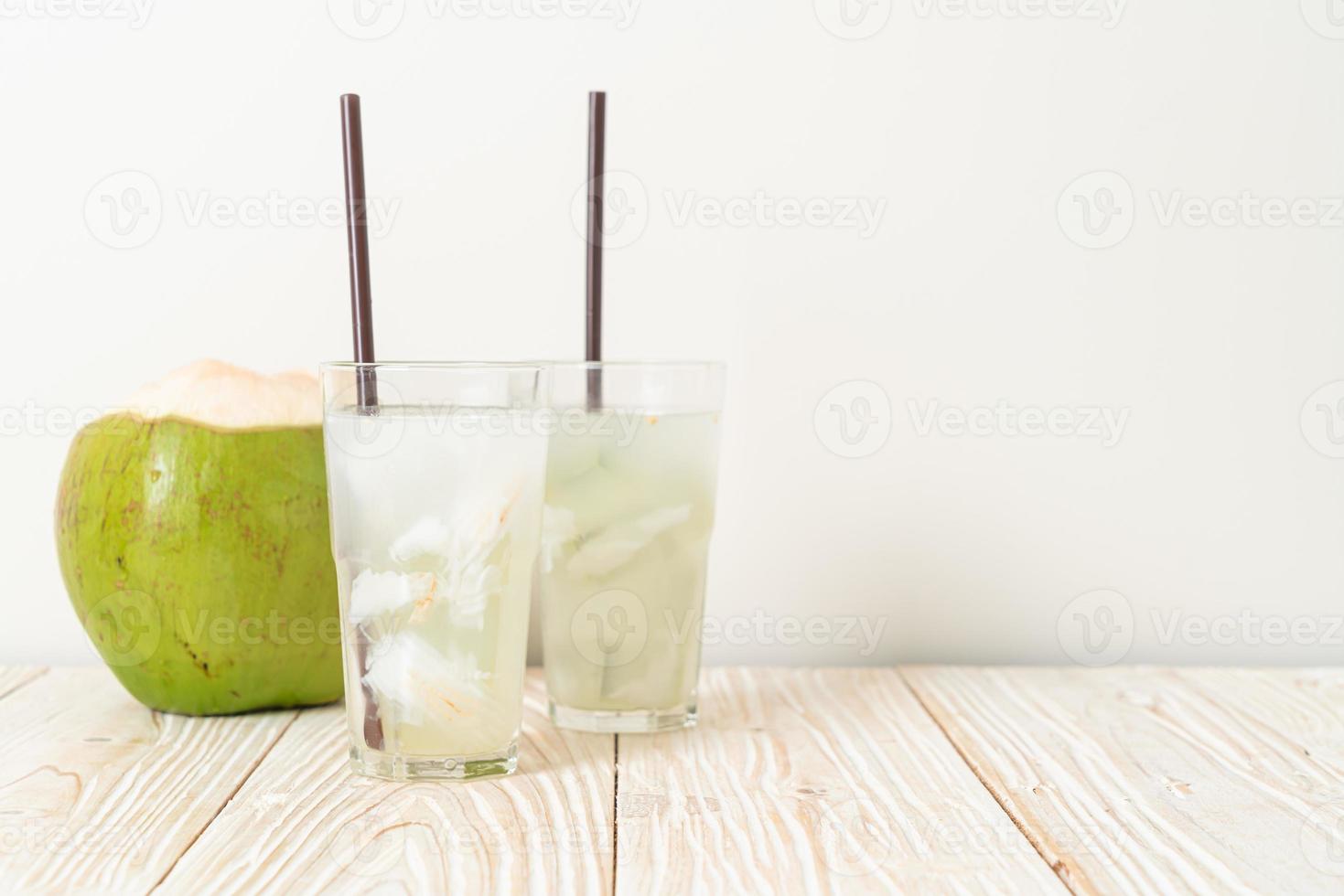 eau de coco ou jus de coco en verre avec des glaçons photo