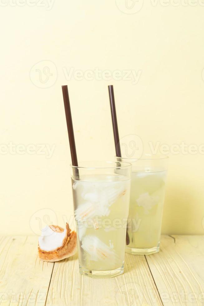 eau de coco ou jus de coco en verre avec des glaçons photo