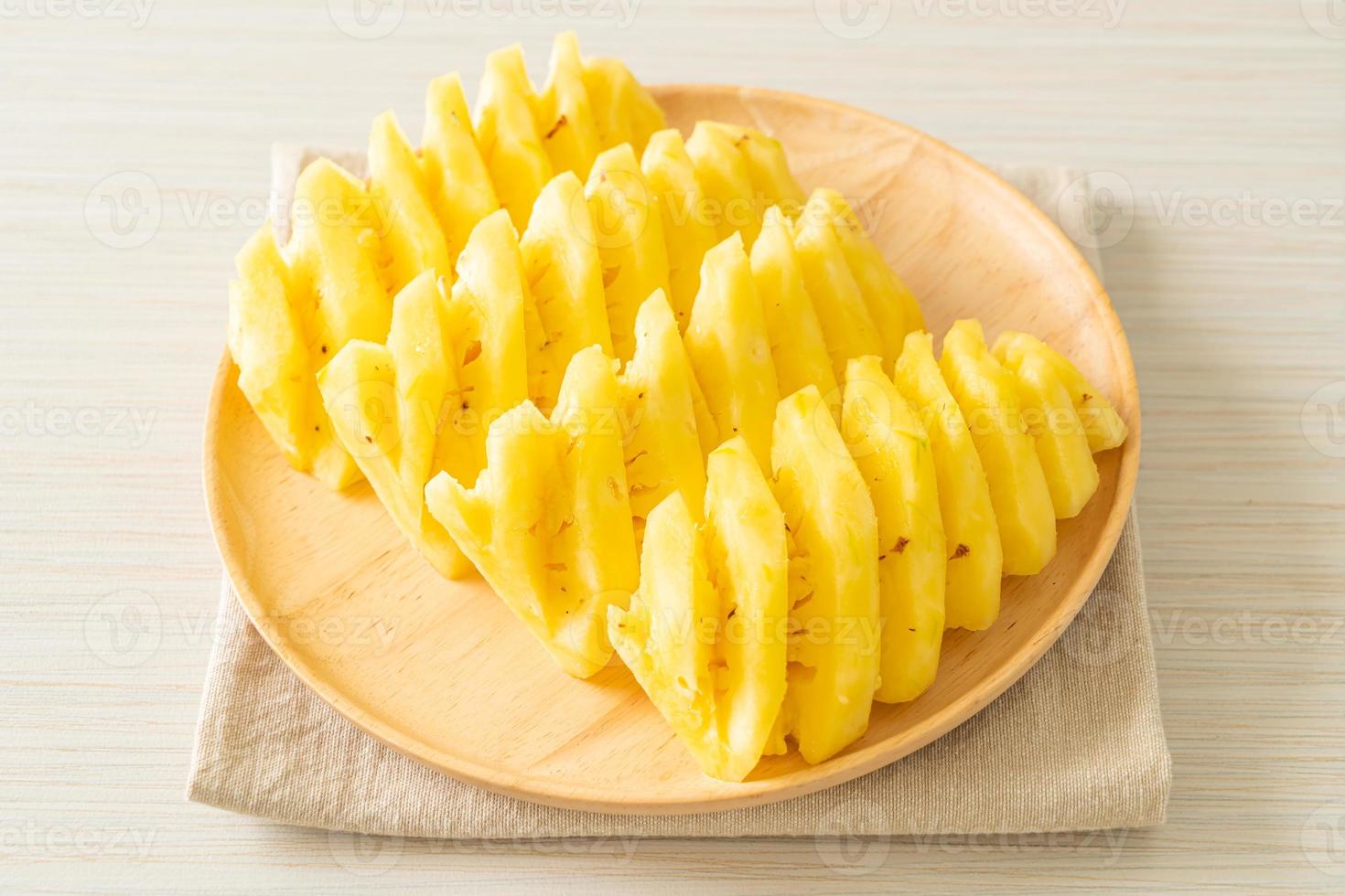 ananas frais tranchés sur plaque blanche photo