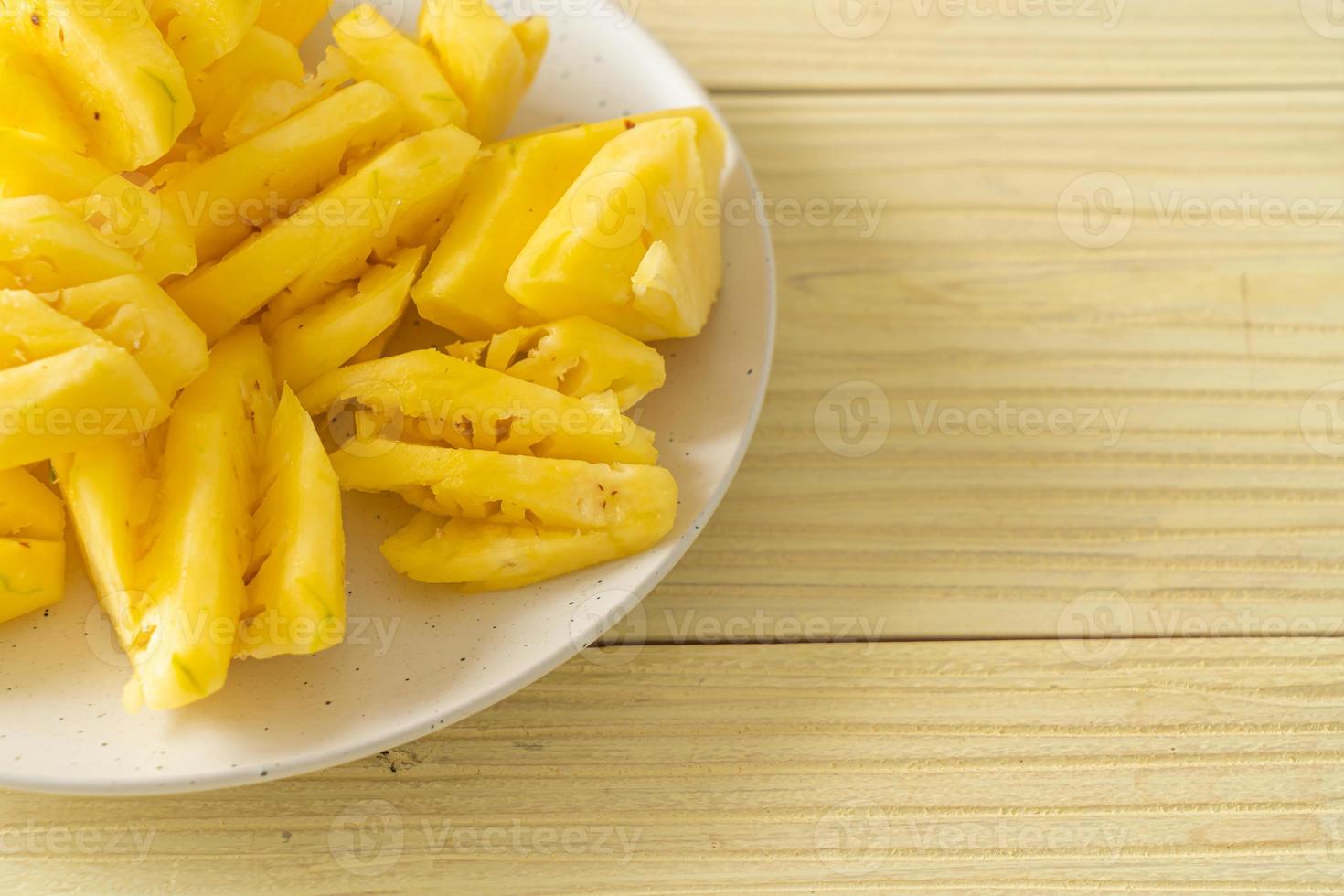 ananas frais tranchés sur plaque blanche photo