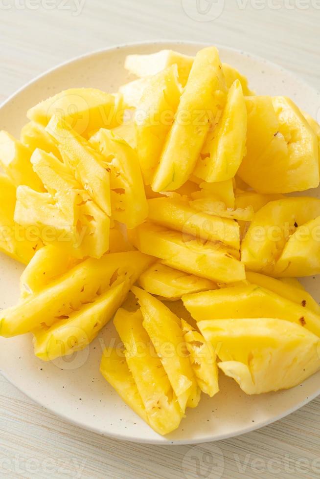 ananas frais tranchés sur plaque blanche photo