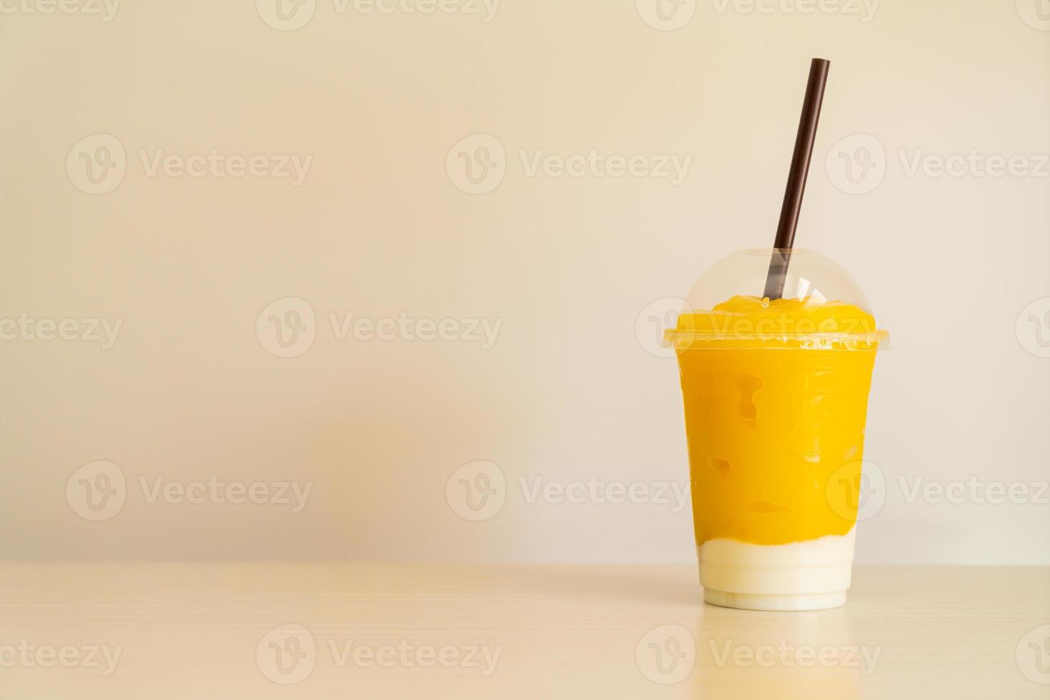 smoothies aux fruits de mangue fraîche avec verre de yaourt photo