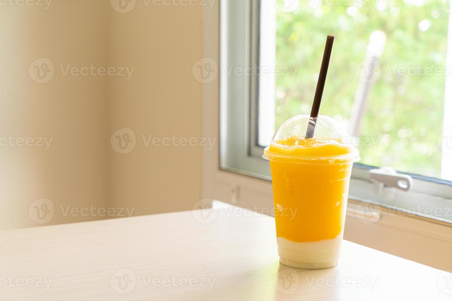 smoothies aux fruits de mangue fraîche avec verre de yaourt photo